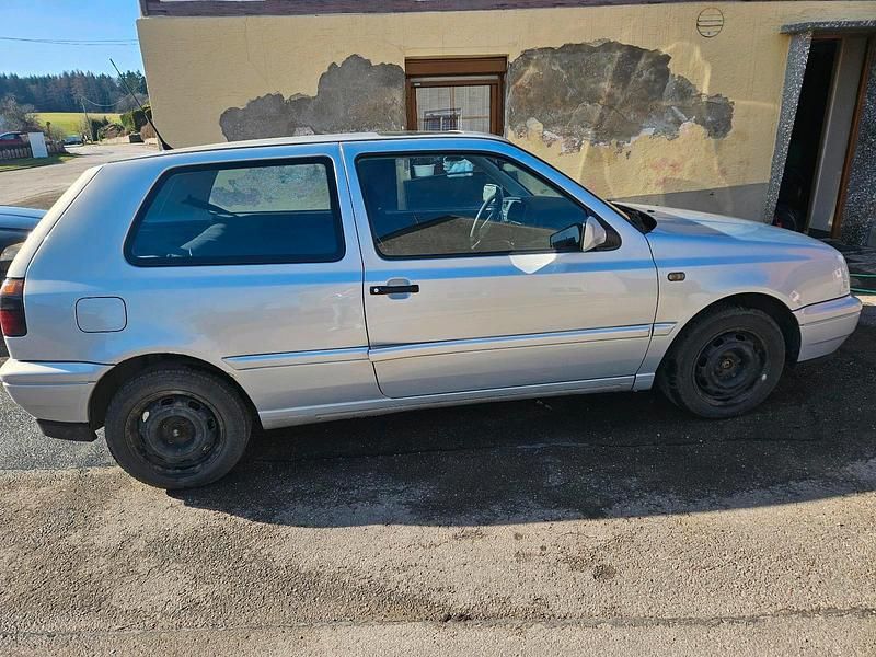 Gebraucht VW Golf III 75 PS (55 kW) 1997 Silber Kleinwagen