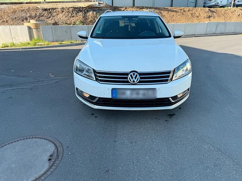 Weiß Gebraucht 2012 VW Passat Kombi | 5.500 € (Fairer Preis) - Bild 1/4