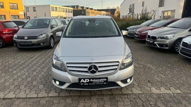 Gebraucht Mercedes B200 156 PS (114 kW) 2014 Silber Van / Kleinbus