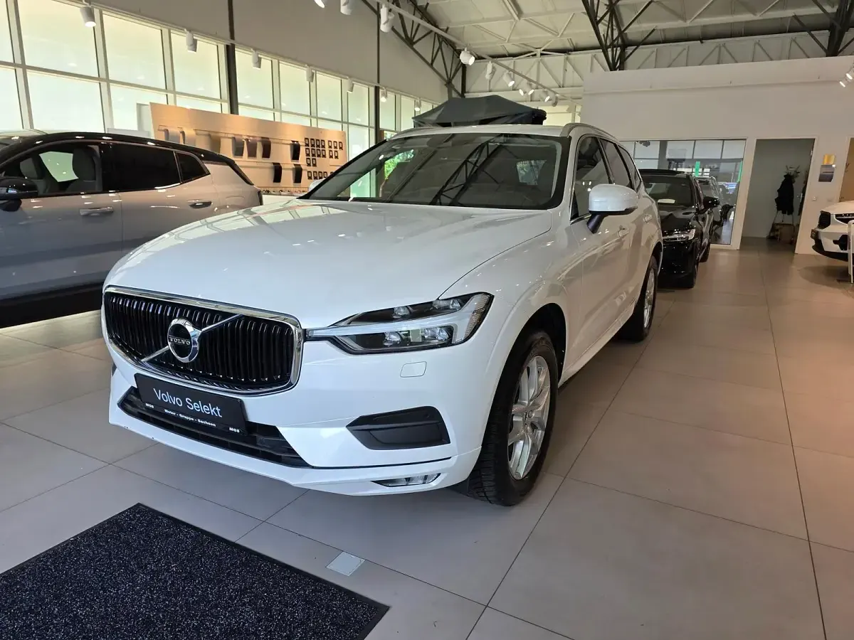 Gebraucht Volvo XC60 Momentum 197 PS (144 kW) 2021 Crystal white / metallic SUV