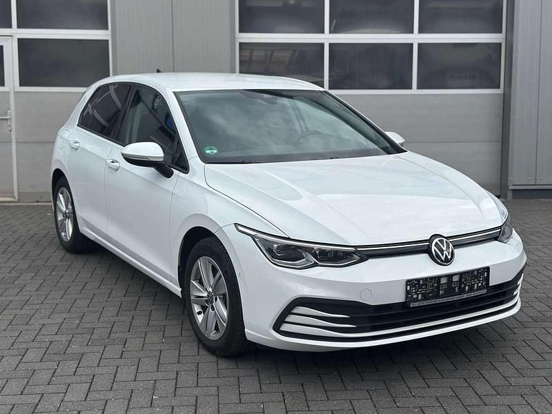 Pure white Gebraucht 2021 VW Golf VIII Life Kleinwagen | 18.490 € (Fairer Preis) - Bild 1/4