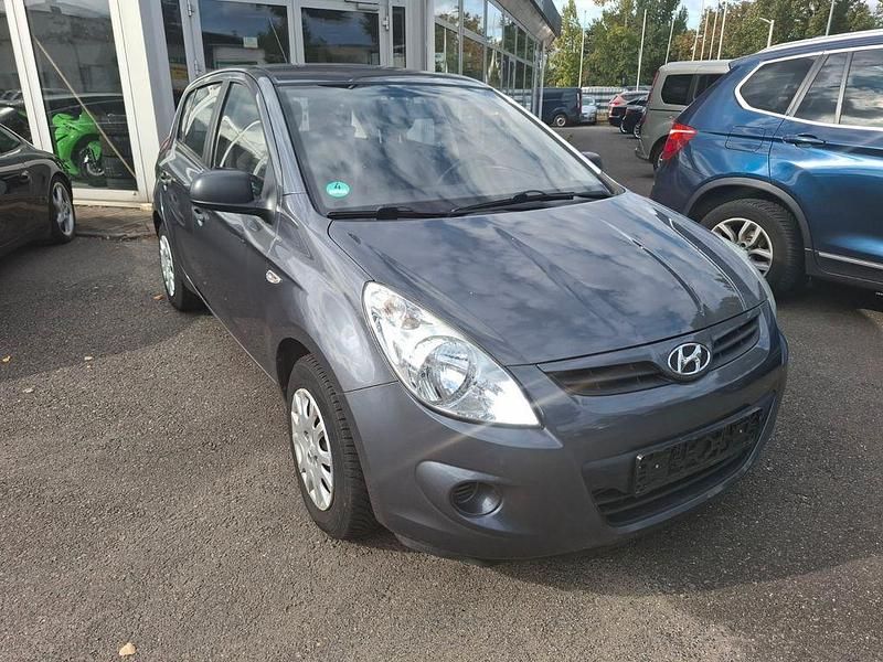 Grau Gebraucht 2010 Hyundai i20 Comfort Limousine | 2.990 € (Etwas zu teuer) - Bild 1/4