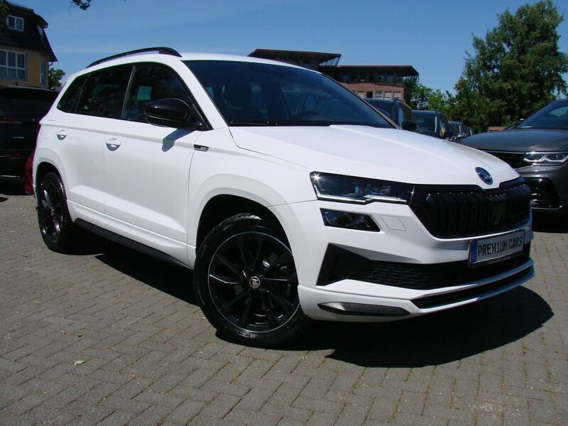Blanco nevada pearl Gebraucht 2023 Skoda Karoq SportLine SUV | 34.980 € (Fairer Preis) - Bild 1/4