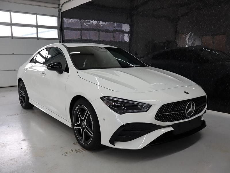 Weiß Neu 2025 Mercedes CLA200 AMG Coupé | 34.990 € (Superpreis) - Bild 1/4