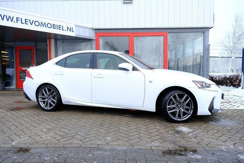 Gebraucht Lexus IS300h Sport Line 181 PS (133 kW) 2017 Weiß Limousine