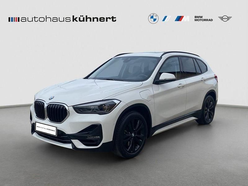 Alpinweiß uni Gebraucht 2021 BMW X1 Sport Line SUV | 24.885 € (Fairer Preis) - Bild 1/4