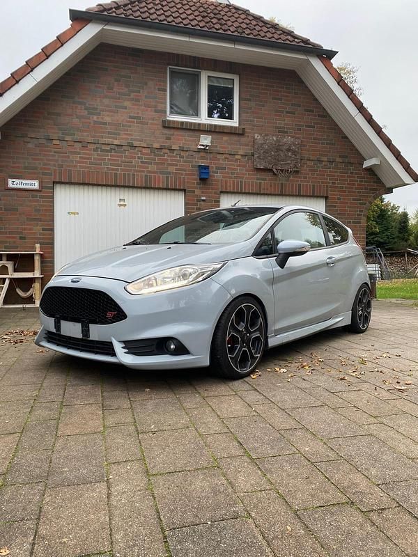 Grau Gebraucht 2016 Ford Fiesta ST200 Kleinwagen | 8.700 € (Fairer Preis) - Bild 1/4