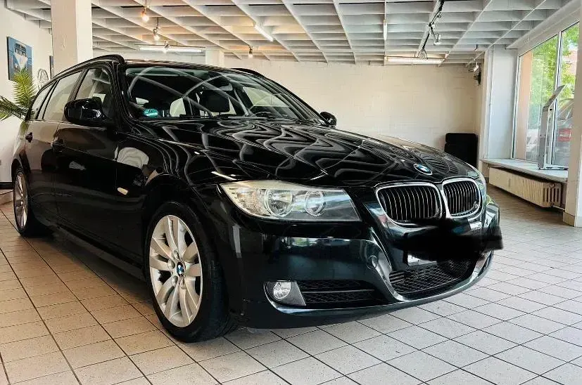 Gebraucht BMW 318 146 PS (107 kW) 2012 Schwarz Kombi