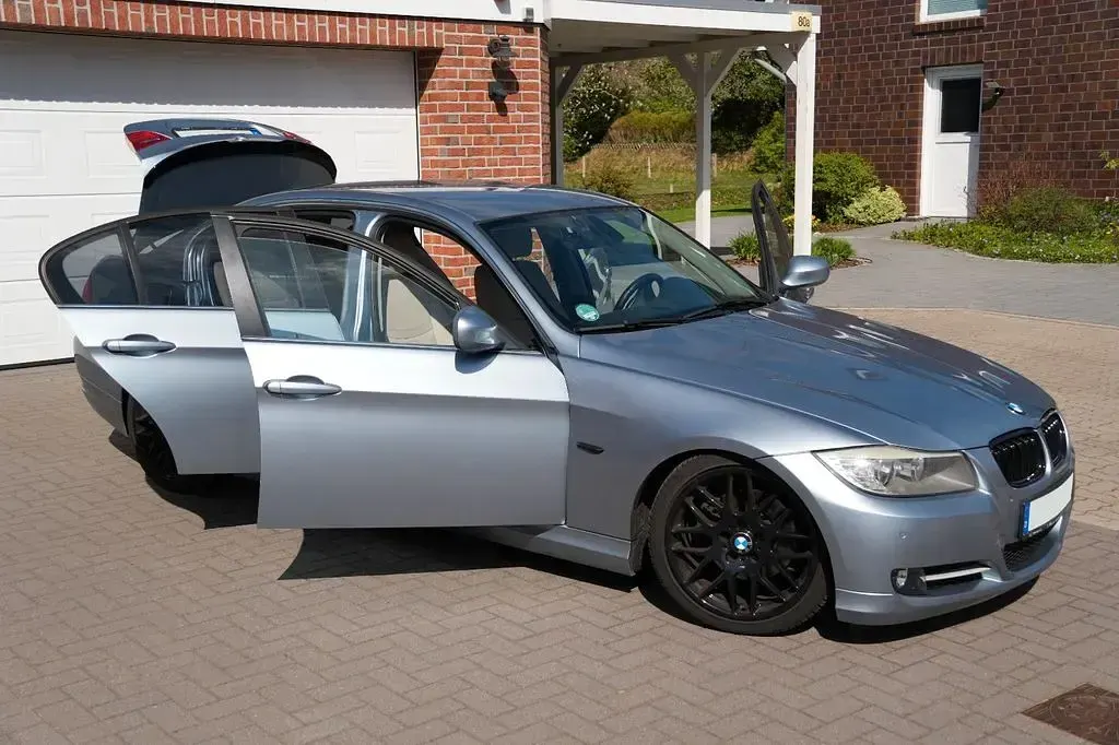 Używany BMW 325 Exclusive 218 KM (160 kW) 2010 Niebieski Sedan/Limuzyna