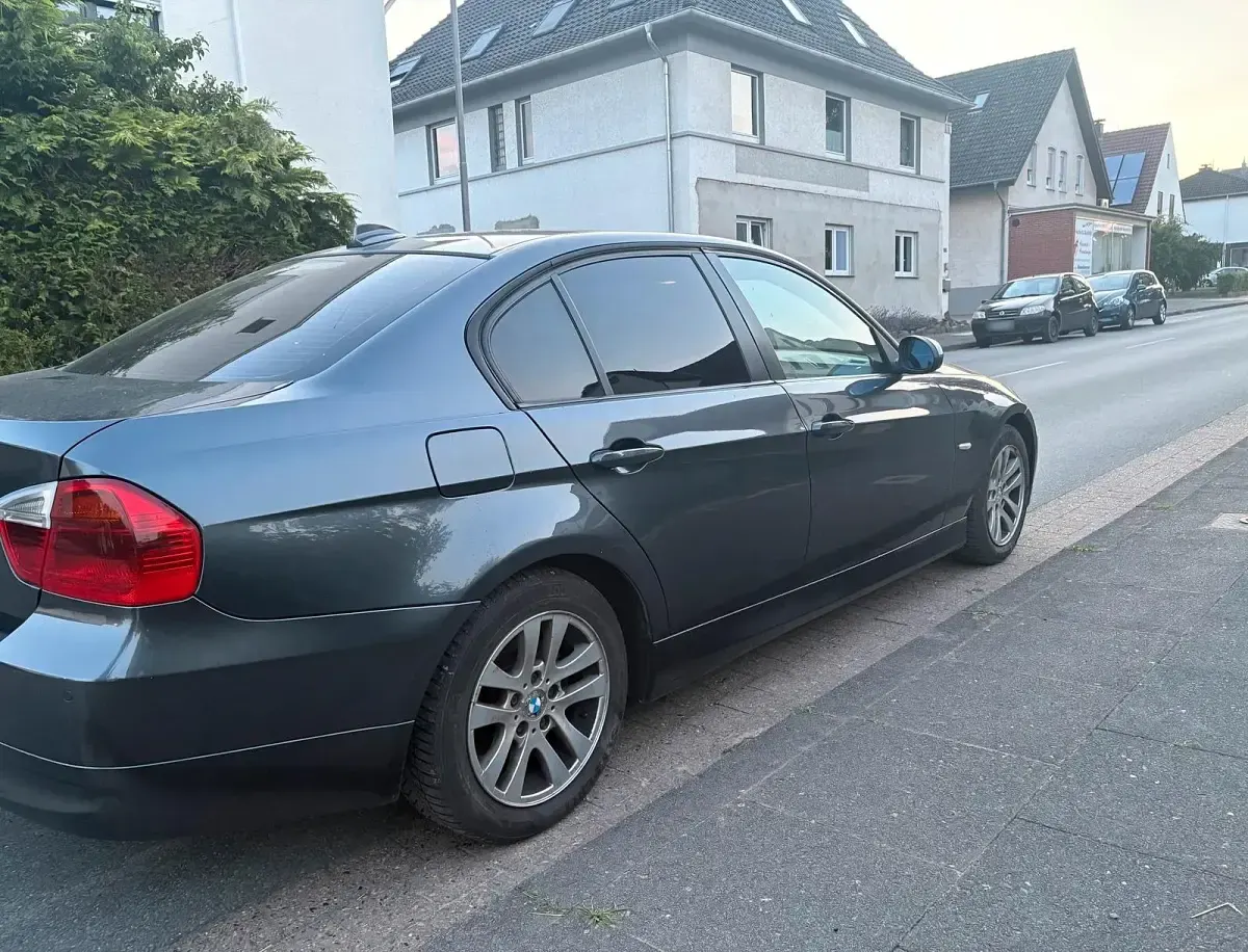 Gebraucht BMW 318 143 PS (105 kW) 2008 Grau Limousine
