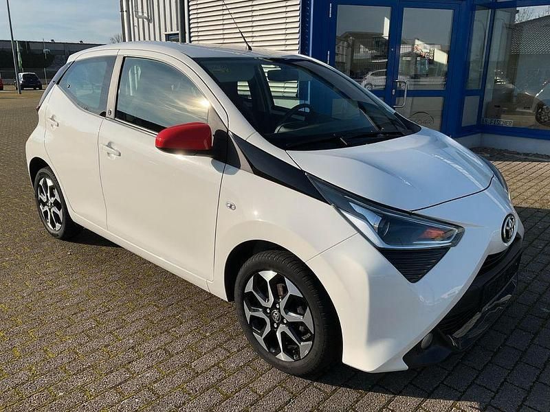 Weiß Gebraucht 2021 Toyota Aygo X-play Kleinwagen | 8.900 € (Guter Preis) - Bild 1/1