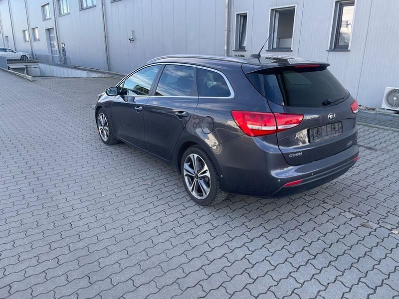 Gebraucht Kia Ceed Spirit 135 PS (99 kW) 2016 Grau Kleinwagen