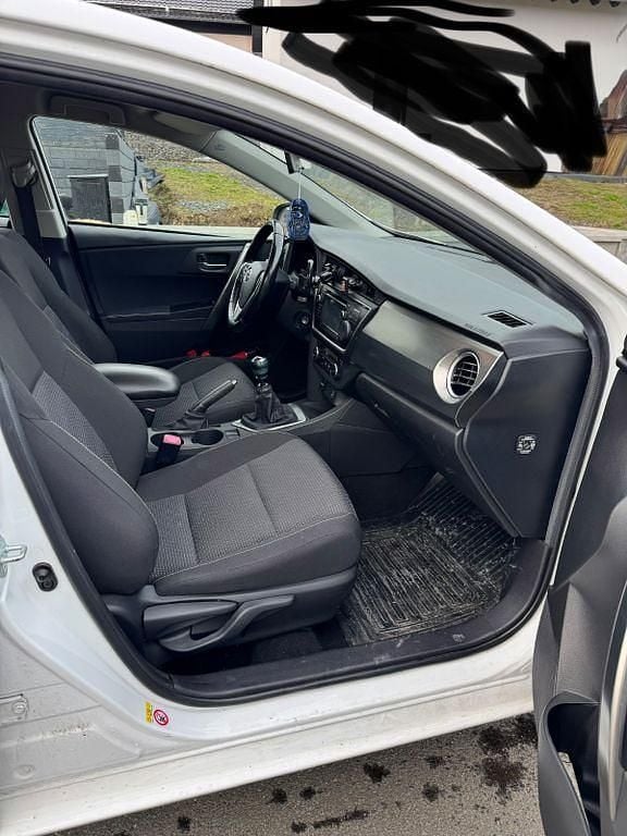 Gebraucht Toyota Auris Executive 132 PS (97 kW) 2014 Weiß Limousine