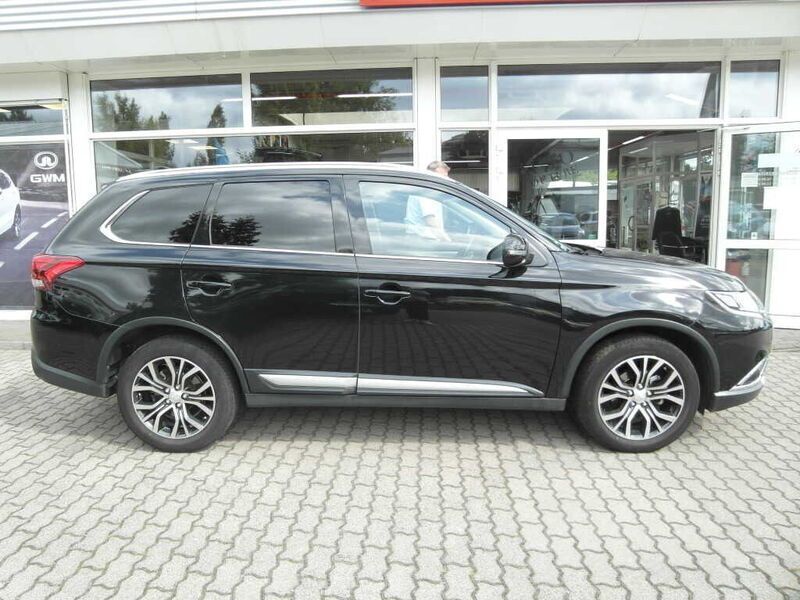 Schwarz (metallic) Gebraucht 2017 Mitsubishi Outlander Edition SUV | 16.990 € (Guter Preis) - Bild 1/4