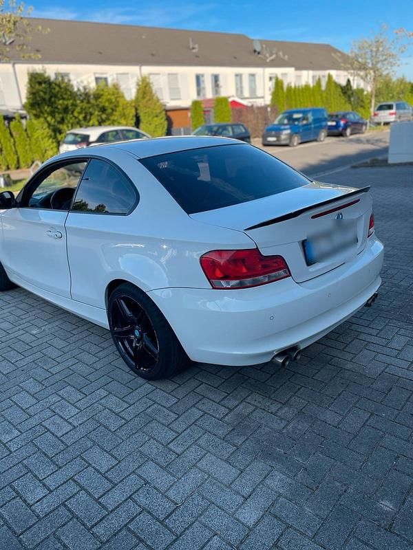 Weiß Gebraucht 2011 BMW 120 Coupé Coupé | 6.999 € (Etwas zu teuer) - Bild 1/4