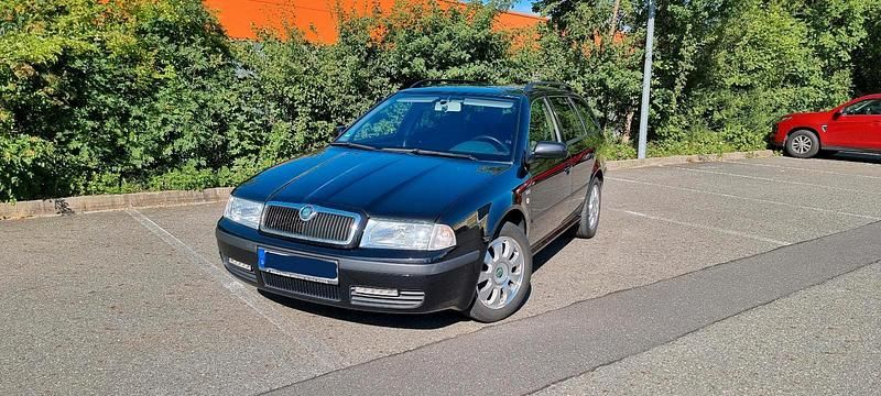 Schwarz Gebraucht 2004 Skoda Octavia Style Kombi | 2.900 € (Etwas zu teuer) - Bild 1/4