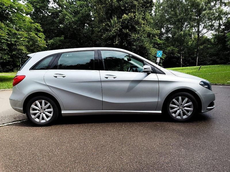 Silber Gebraucht 2014 Mercedes 180 Limousine | 8.500 € (Etwas zu teuer) - Bild 1/4