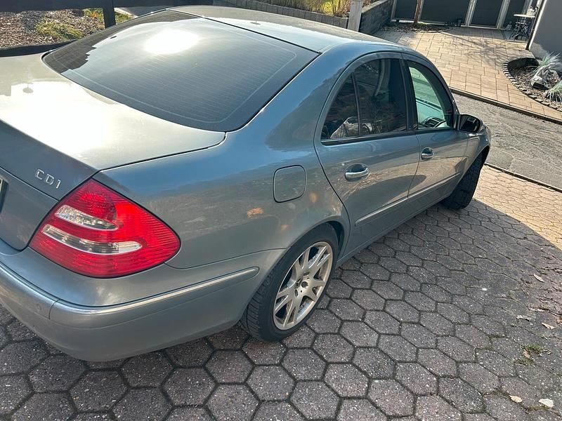 Gebraucht Mercedes E220 150 PS (110 kW) 2005 Blau Limousine