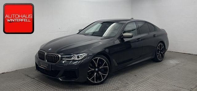 Grau Gebraucht 2022 BMW M550 Shadowline Limousine | 51.300 € (Fairer Preis) - Bild 1/4