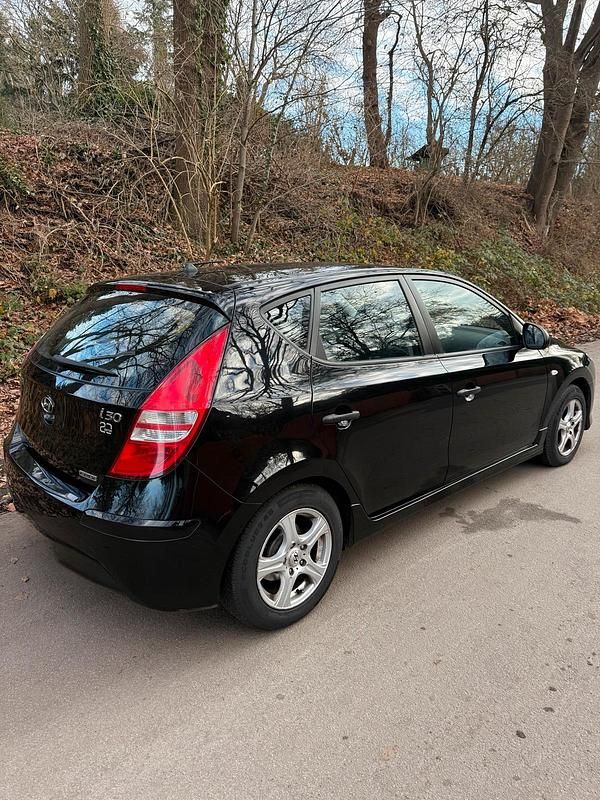 Gebraucht Hyundai i30 90 PS (66 kW) 2012 Schwarz Kombi