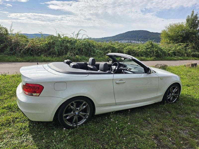 Weiß Gebraucht 2012 BMW 118 Cabriolet M Sport Cabrio | 8.900 € (Guter Preis) - Bild 1/4
