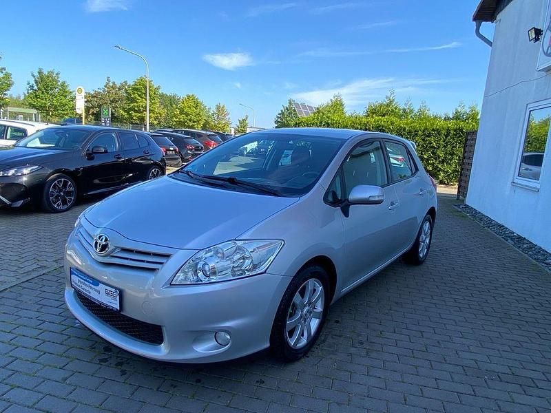 Silber Gebraucht 2010 Toyota Auris Life+ Limousine | 7.990 € (Etwas zu teuer) - Bild 1/4