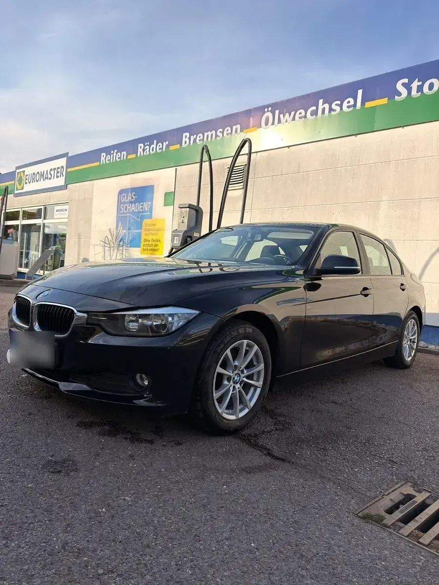 Gebraucht BMW 318 143 PS (105 kW) 2013 Schwarz Limousine