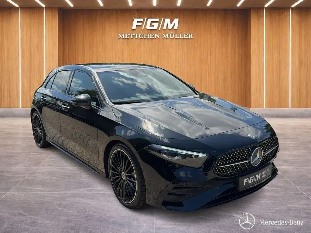 Gebraucht Mercedes A200 AMG line 150 PS (110 kW) 2025 Lack kosmosschwarz Limousine