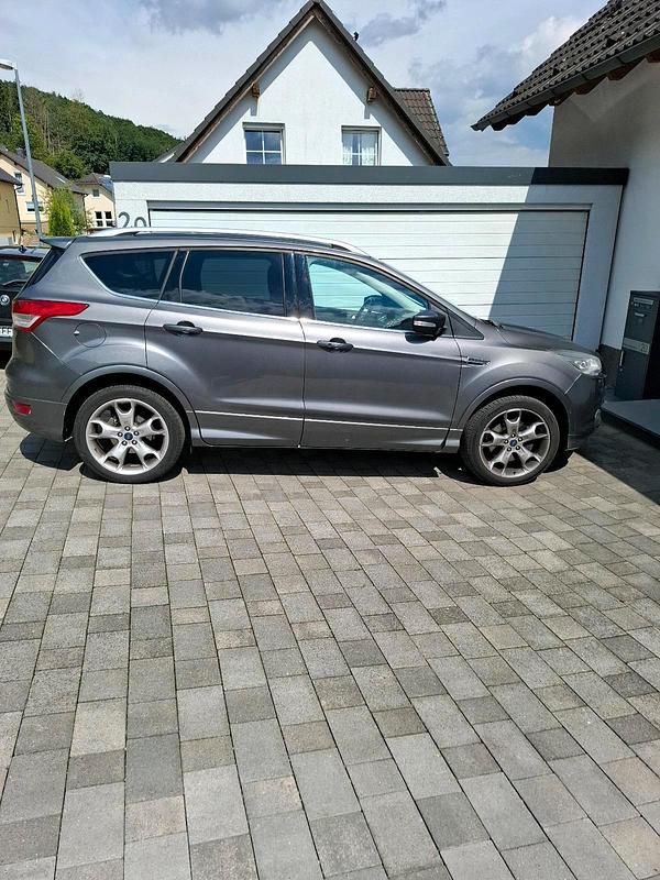Grau Gebraucht 2014 Ford Kuga Individual SUV | 11.499 € (Fairer Preis) - Bild 1/4
