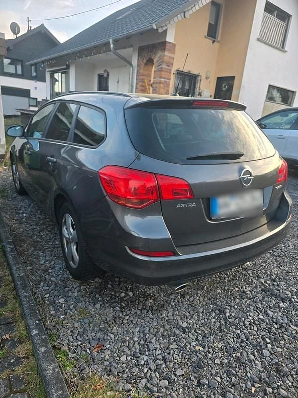 Second-hand Opel Astra 140 CP (102 kW) 2012 Gri Break