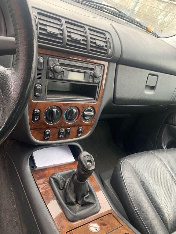 Gebraucht Mercedes ML270 163 PS (119 kW) 2001 Silber SUV