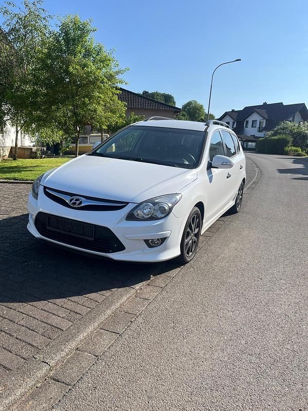 Weiß Gebraucht 2011 Hyundai i30 Kombi | 1.690 € (Superpreis) - Bild 1/4