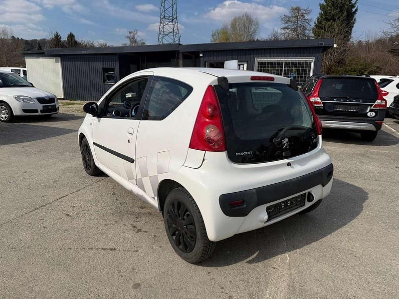Gebraucht Peugeot 107 Style 68 PS (50 kW) 2011 Weiss 068 Kleinwagen