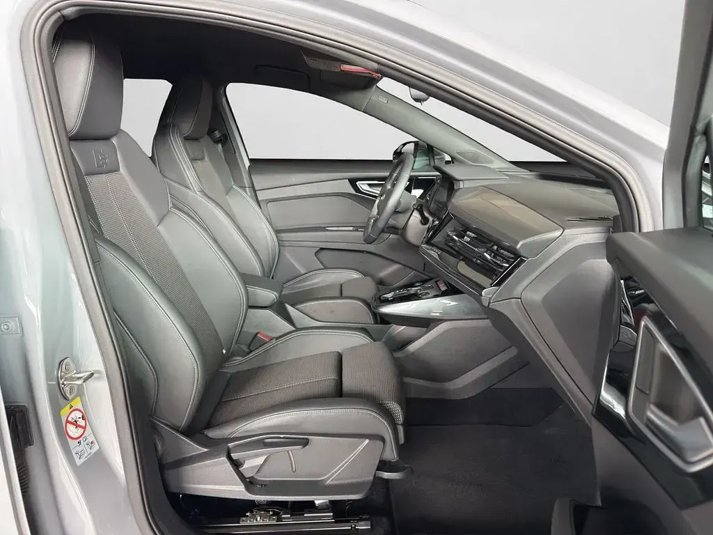 Second-hand Audi Q4 e-tron Ambiente 125 kW (170 CP) 2023 Gri SUV