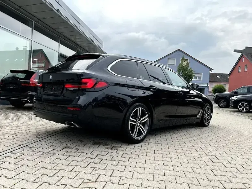 Gebraucht BMW 520 Sport Line 190 PS (139 kW) 2023 Black sapphire metallic Kombi