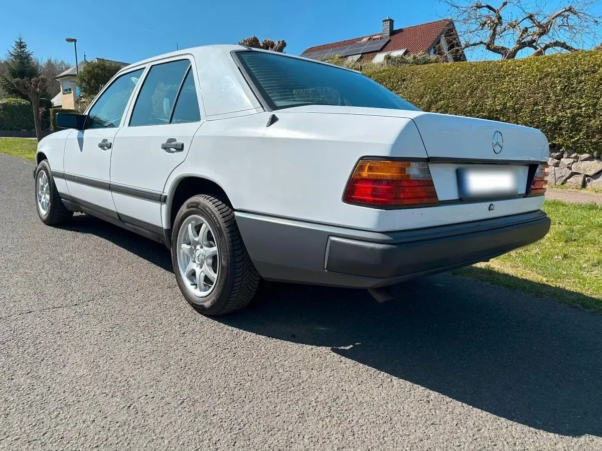 Gebraucht Mercedes E260 160 PS (117 kW) 1987 Weiß Limousine