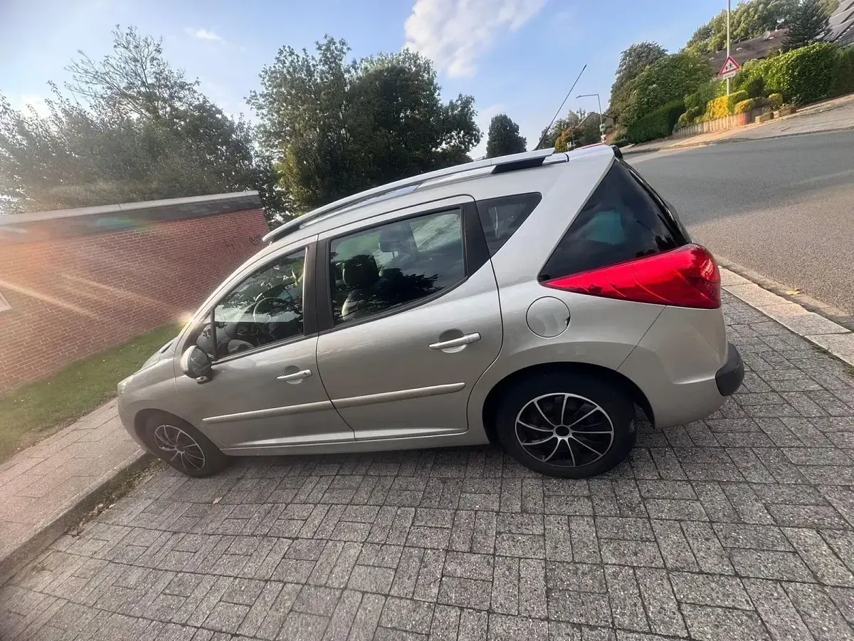 Gebraucht Peugeot 207 75 PS (55 kW) 2008 Silber Limousine