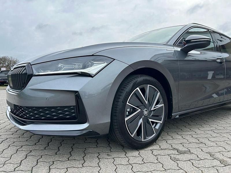 Neu Skoda Superb SportLine 193 PS (141 kW) 2026 Grau Kombi