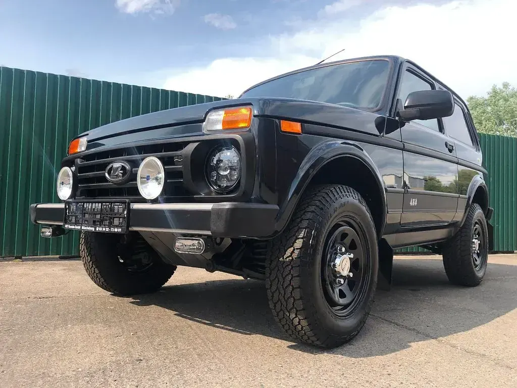 Neu Lada niva 83 PS (61 kW) 2026 Grün SUV