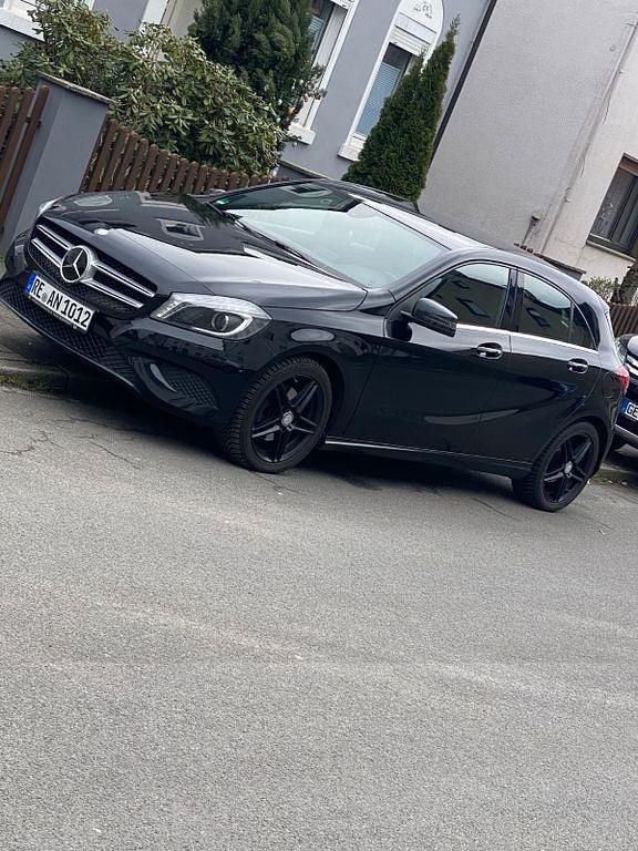 Schwarz Gebraucht 2014 Mercedes A180 Limousine | 8.200 € (Superpreis) - Bild 1/4