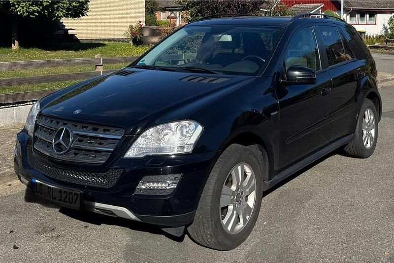 Schwarz Gebraucht 2011 Mercedes ML300 SUV | 10.490 € (Guter Preis) - Bild 1/4
