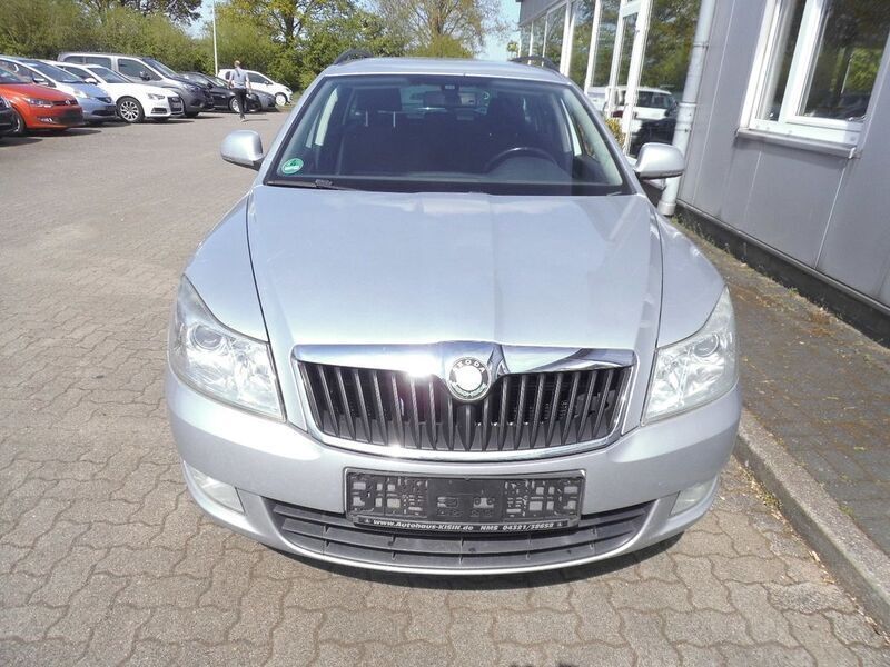 Silber Gebraucht 2010 Skoda Octavia Ambiente Kombi | 2.490 € (Guter Preis) - Bild 1/4