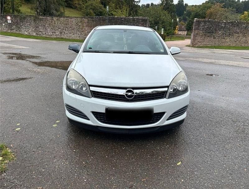 Weiß Gebraucht 2009 Opel Astra GTC Innovation Limousine | 1.999 € (Superpreis) - Bild 1/4