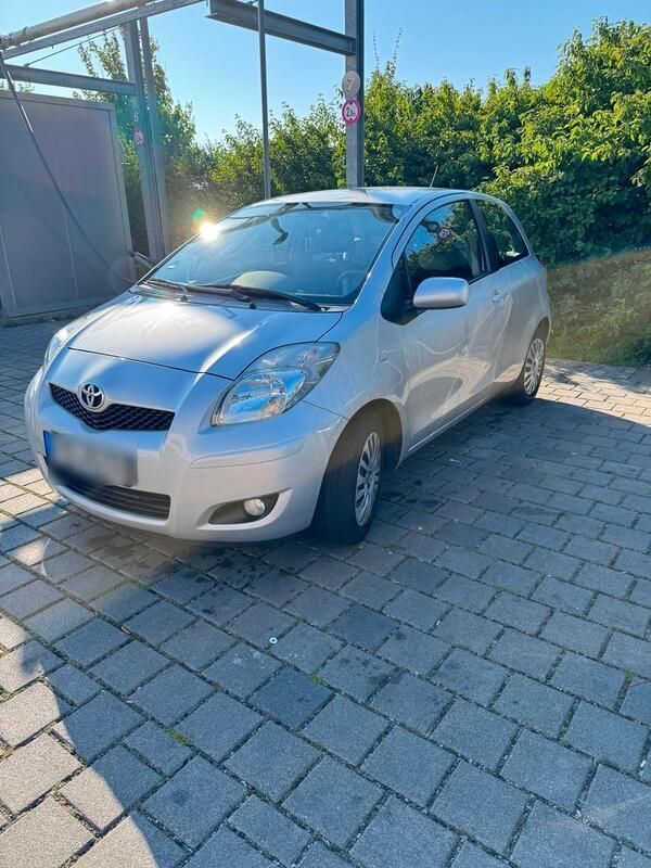 Silber Gebraucht 2010 Toyota Yaris Kleinwagen | 3.299 € (Fairer Preis) - Bild 1/4