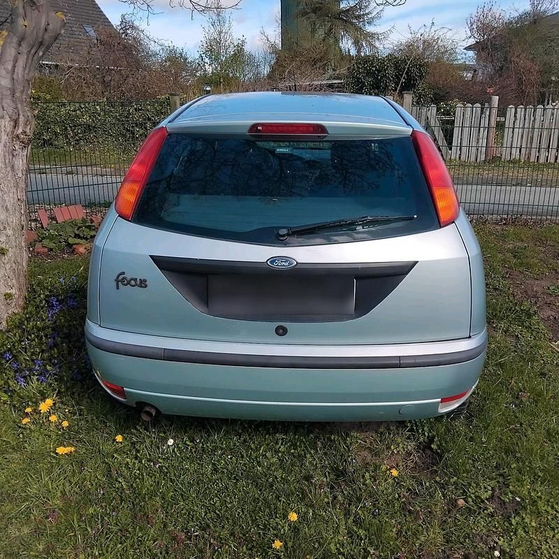 Second-hand Ford Focus 90 CP (66 kW) 2004 Albastru Hatchback