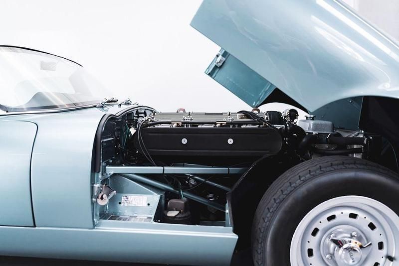 Second-hand Jaguar E-Type 298 CP (219 kW) 1965 Albastru Cabrio