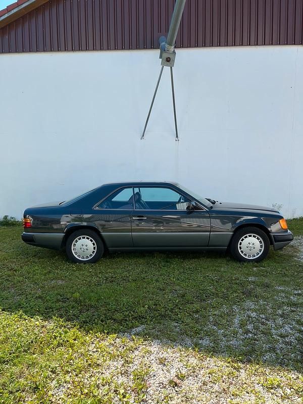 Second-hand Mercedes E300 179 CP (131 kW) 1990 Gri Coupe