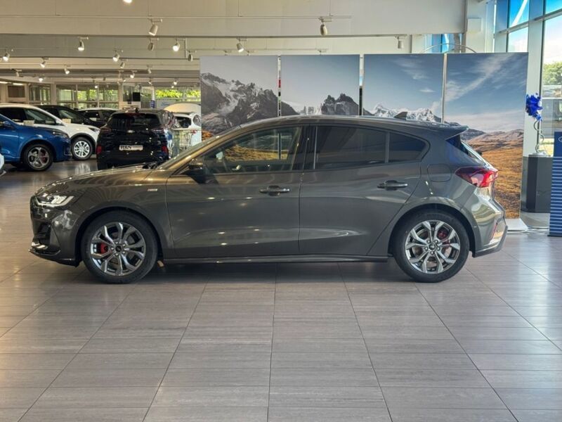 Neu Ford Focus ST-Line 125 PS (91 kW) 2025 Grau Limousine
