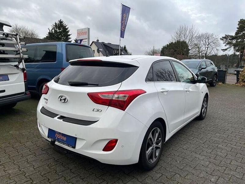 Gebraucht Hyundai i30 YES! 101 PS (74 kW) 2015 Weiß Limousine
