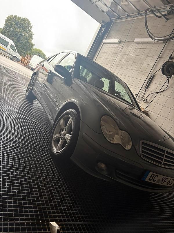 Blau Gebraucht 2004 Mercedes C180 Limousine | 2.500 € (Fairer Preis) - Bild 1/4